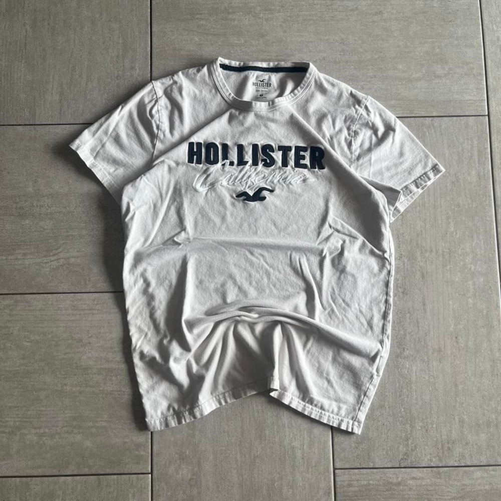 Hollister California Graphic Tee White Navy Blue Embroidered Logo Cotton Shirt
